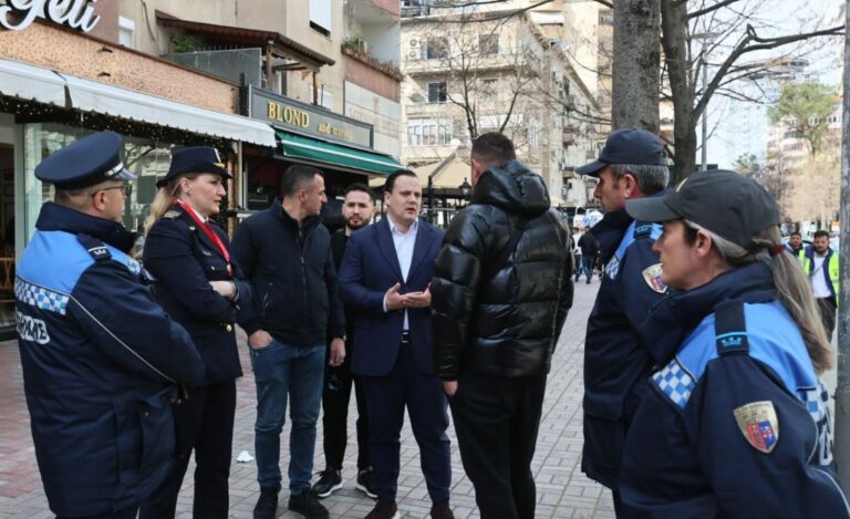 Bashkia e Tiranës aksion në ish-Bllok, hiqen karriget e tavolinat e vendosura në mënyrë të paligjshme