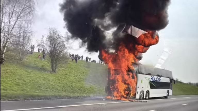 Merr flakë autobusi i tifozëve të City-it para finales së Carabao Cup (VIDEO)