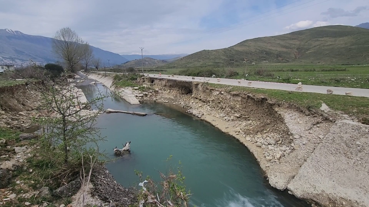 rruga-qe-lidh-gjirokastren-me-tre-fshatra-bllokohet-nga-rreshqitjet-e-dheut