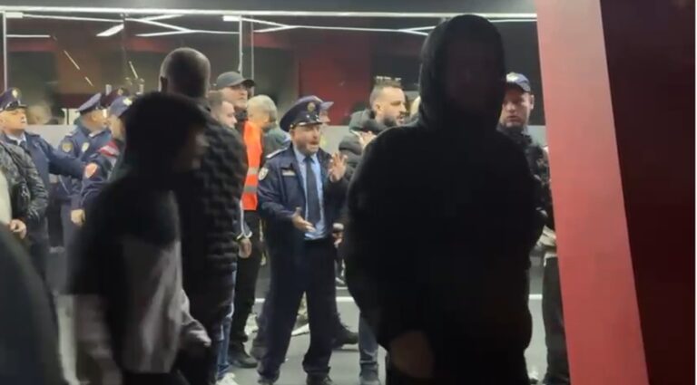 Sherr dhe kaos pas ndeshjes Flamurtari-Elbasani, tifozët përplasen me policinë