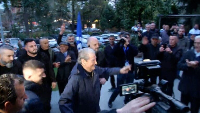 I buzëqeshur, Sali Berisha mbërrin në seli për nisjen e protestës