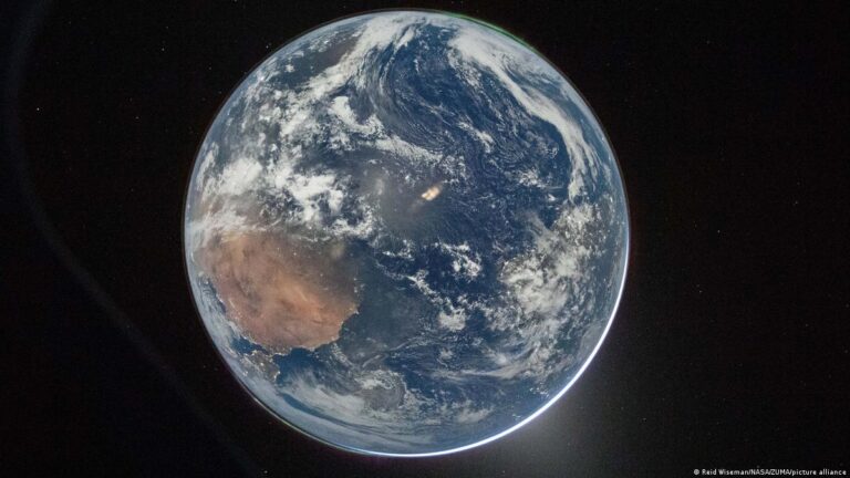 Astronautët e Artemis II kalojnë gjysmën e rrugës drejt Hënës, ndajnë pamje mahnitëse të planetit tonë