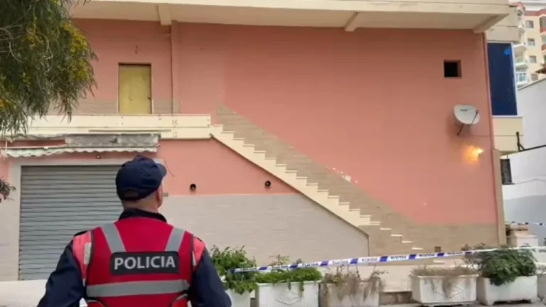 Tragjedi në Vlorë: 3-vjeçari bie nga ballkoni i katit të katërt, humb jetën në spital