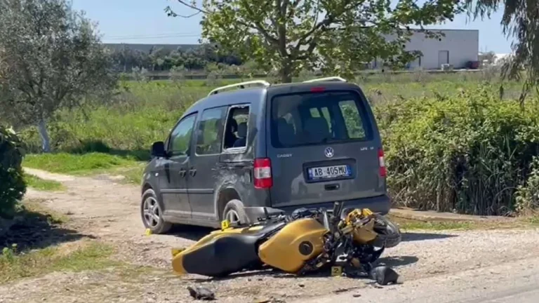 Përplaset me makinë, humb jetën drejtuesi i motorit
