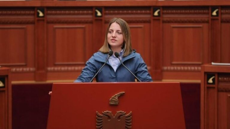 Deputetja e PS, Koçeku mbështet protestën e studentëve shqiptarë në Shkup: Barazia iu takon