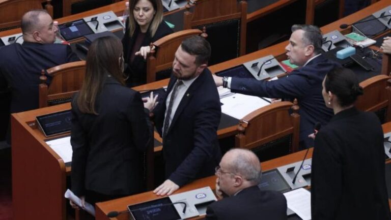 ”Do të të rrjep si kec”, PS kërkon përjashtimin e 3 deputetëve të PD-së