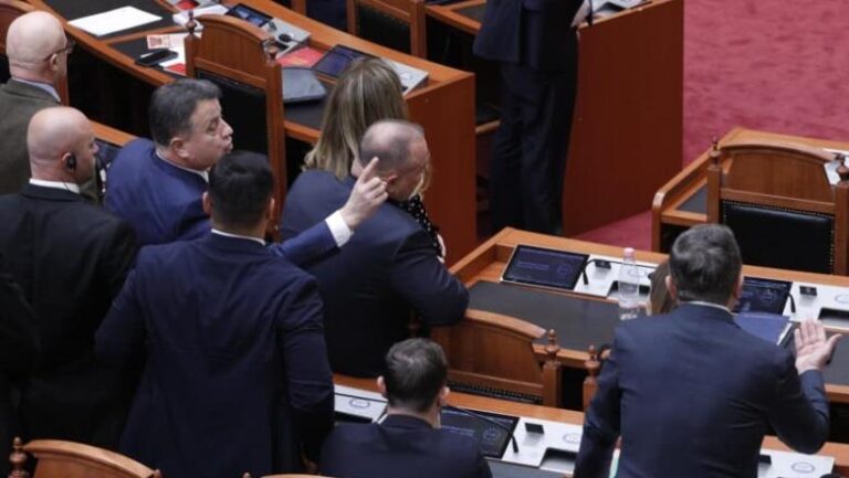 Noka përjashtohet 20 ditë nga Kuvendi, 10 ditë për Hotin! Komision fal Ballën dhe Vokshin