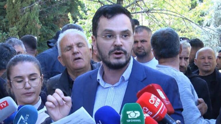 FOTO/ Përçarje mes fermerëve në protestë, disa kundërshtojnë premtimin e Sallës për rishikimim të skemës në shtator