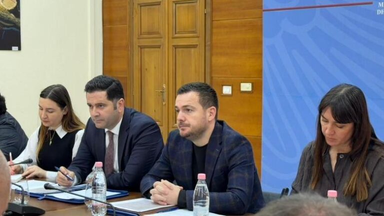 Ministri Salla në takim me blegtorët: Rritje fondesh dhe forcim i kontrolleve për sigurinë ushqimore