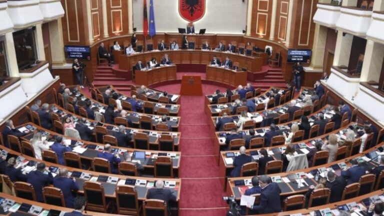 PS rrëzon në Kuvend kërkesën e PD-PL për ngritjen e komisioneve hetimore për ARRSH dhe AKSHI-n