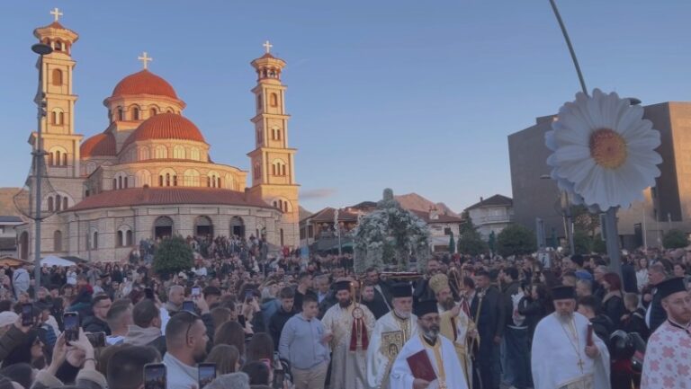 Lutje në rrugët e Korçës, besimtarët ortodoksë kremtojnë të Premten e Zezë