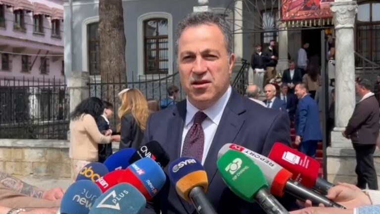 Kryeparlamentari Niko Peleshi uron Pashkët nga Korça: Mirësia e këtyre ditëve të përhapet tek të gjithë shqiptarët