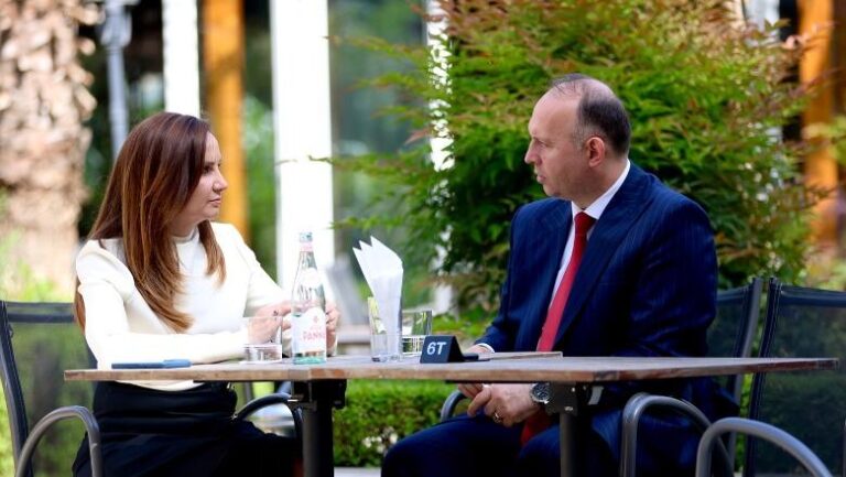 Jorida Tabaku takohet me Afrim Gashin: Shqiptarët në Maqedoninë e Veriut janë faktor stabiliteti dhe urë drejt BE-së