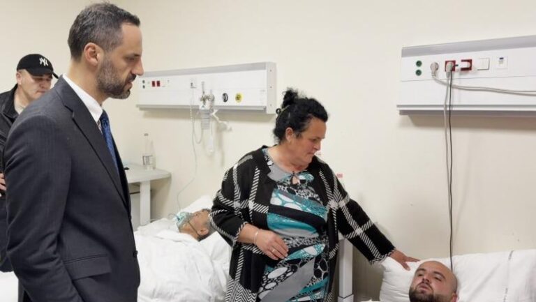 Ministri Lamallari viziton zjarrëfikësit dhe qytetarët e lënduar nga zjarri në kompleksin ”Arlis” në Tiranë