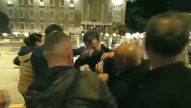 Policia ndërhynë. Flamur Noka, Luçiano Boçi dhe Aulon Kalaj goditet me gaz lotsjellës