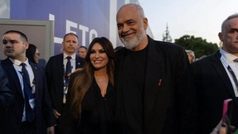 Rama dhe ambasadorja Kimberly rishfaqen në Greqi, të përqafuar dhe duke qeshur
