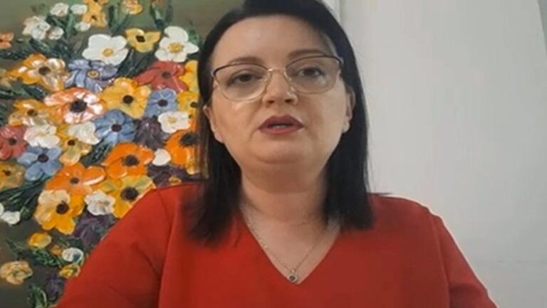 Kryetarja e Komitetit të Helsinkit: Mbajtja e të pandehurve në kafaz xhami është e paligjshme! Pengon komunikimin me avokatin