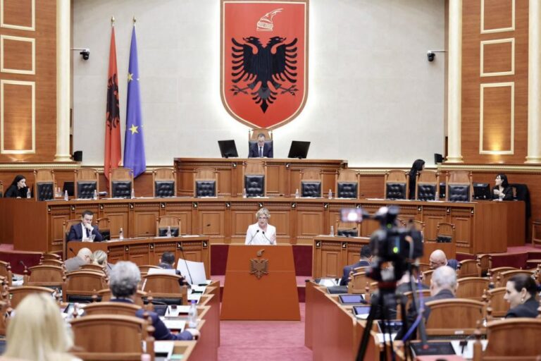 Ministrja Sala: Nuk ka mungesë barnash në QSUNT, rritëm buxhetin në 19.5 miliardë lekë