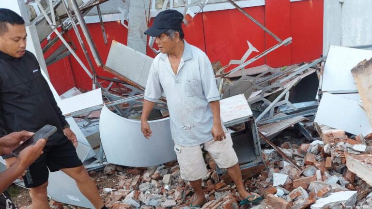 Një i vdekur nga tërmeti i fortë 7.4 ballë në Indonezi