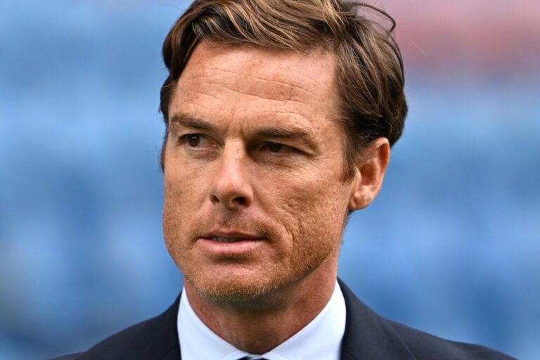 Burnley i rënë nga kategoria ndahet me trajnerin Scott Parker; Michael Jackson merr drejtimin përkohësisht