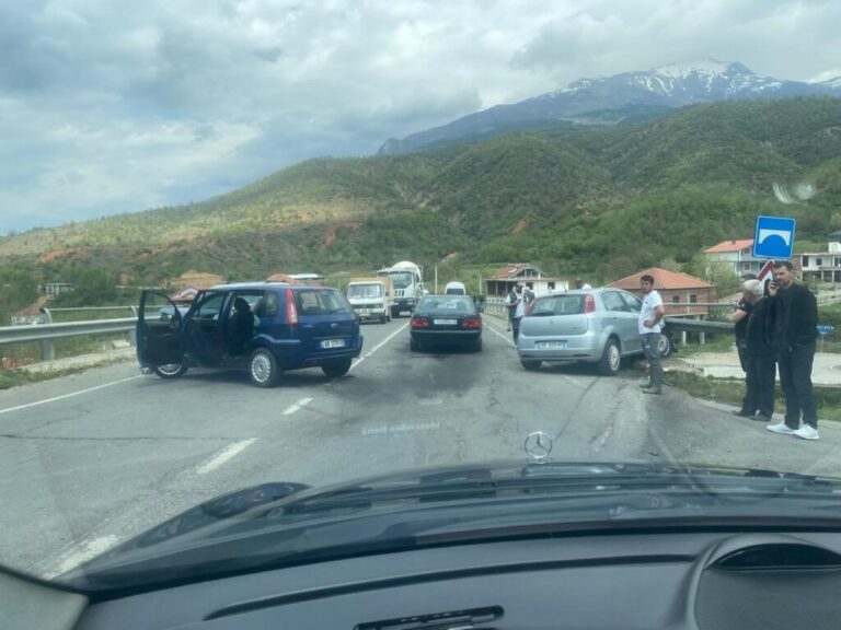 Aksident i trefishtë në aksin Maqellarë-Peshkopi, plagosen tre persona