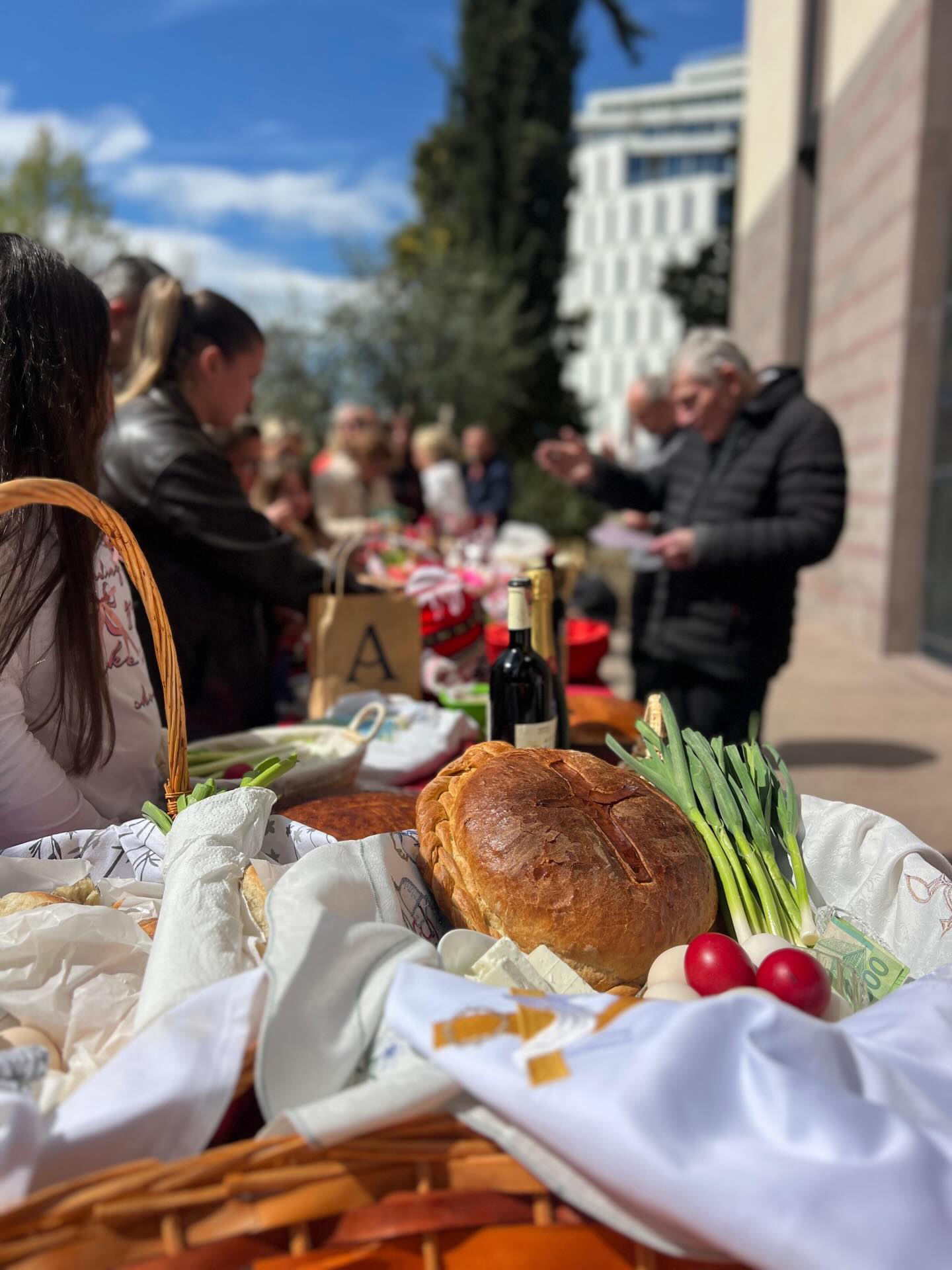 E SHTUNA E MADHE Lutja e Marise dhe bekimi i ushqimeve