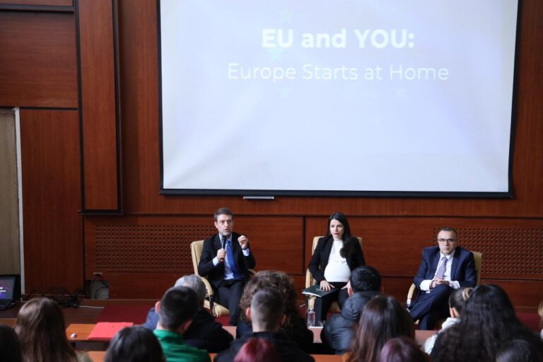 Ministrat Hoxha dhe Pirdeni vijojnë dialogun me studentët për procesin e integrimit