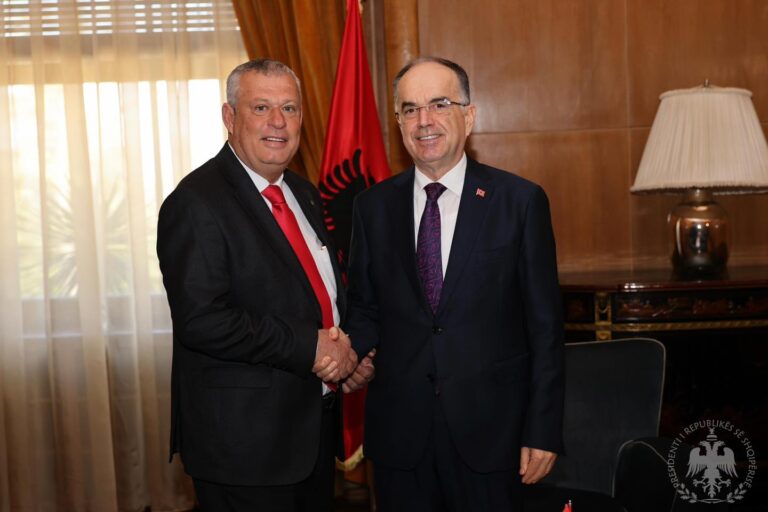 Shkëlqim Hajdari takon Presidentin Begaj, diskutojnë për reformën administrative dhe rolin e Prefektit