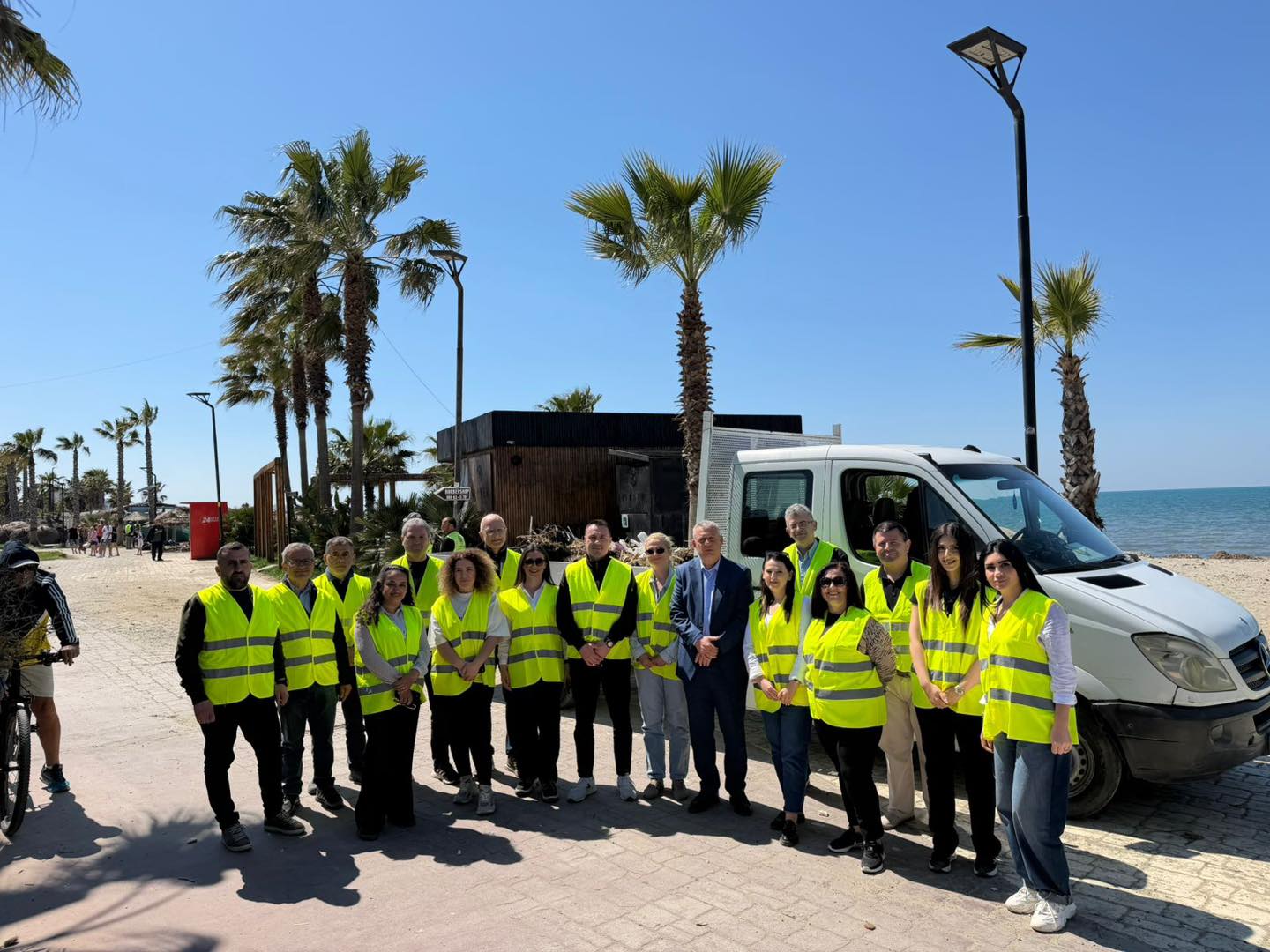 Prefekti Shkëlqim Hajdari i bashkohet aksionit për pastrimin në Golem  Të shmangim ndotjen dhe të respektojmë natyrën