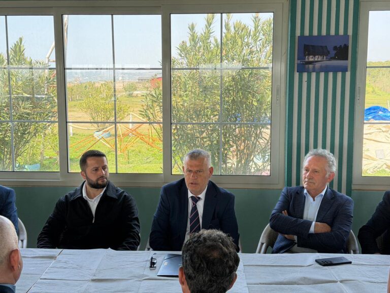 Vilëbashtova në fokus, prefekti Shkëlqim Hajdari premton transformim të vijës bregdetare