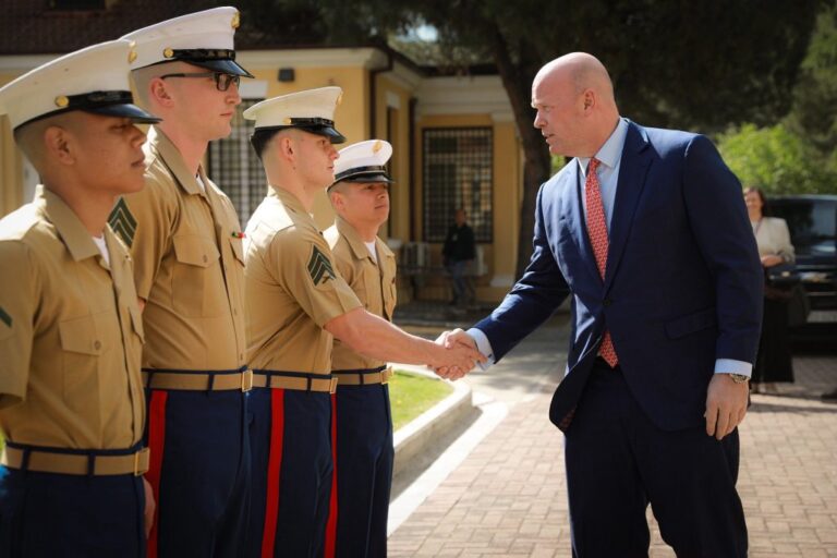 Ambasadori i SHBA-së në NATO viziton Shqipërinë, takim me trupat shqiptare dhe amerikane