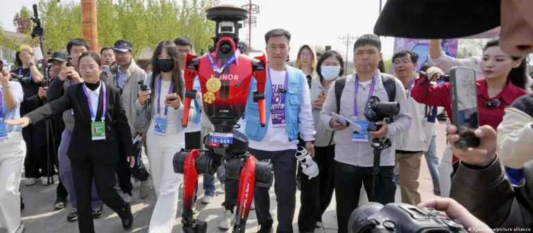 Robotët vrapues ua kalojnë njerëzve në një gjysmëmaratone të mbajtur të dielën në Pekin