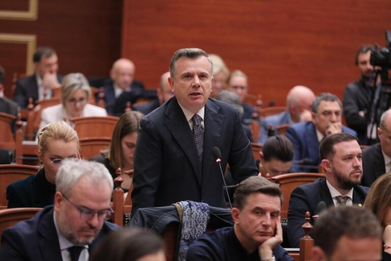 ”Deputetët po kër*ënohen”, Taulant Balla kërkoi mbylljen e diskutimeve dhe kalimi në votim të menjëhershëm