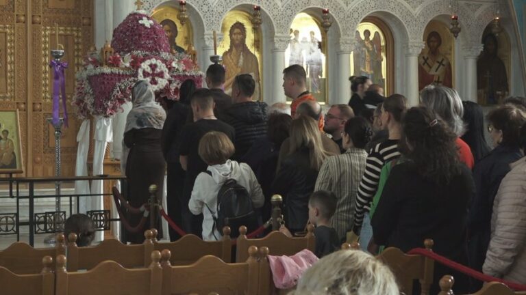 Besimtarët ortodoksë kremtojnë të Premten e Madhe