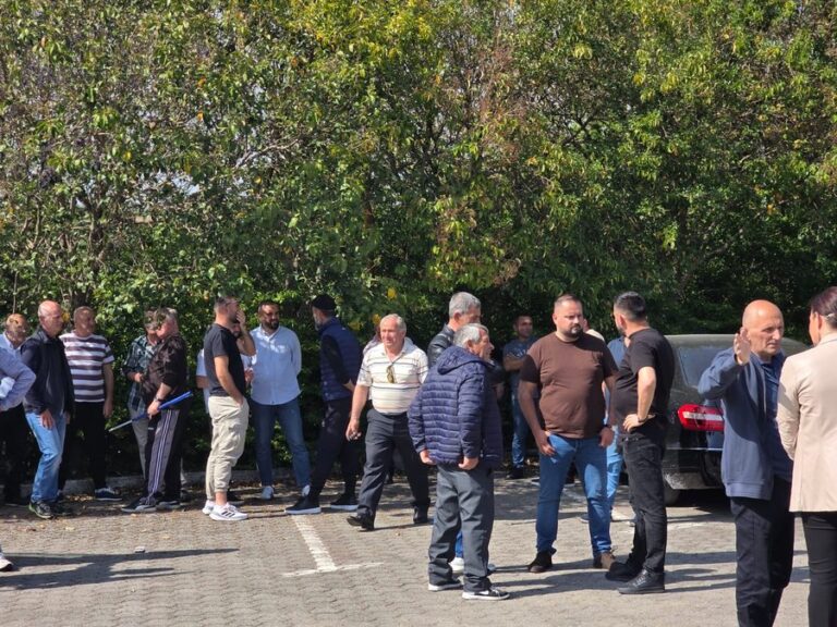 Qytetarët nga rrethet i bashkohen protestës tek Kryeministria, PD: Mobilizim masiv dhe atmosferë entuziaste