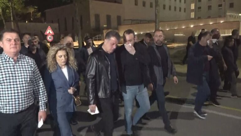Protestuesit zhvendosen drejt Kuvendit