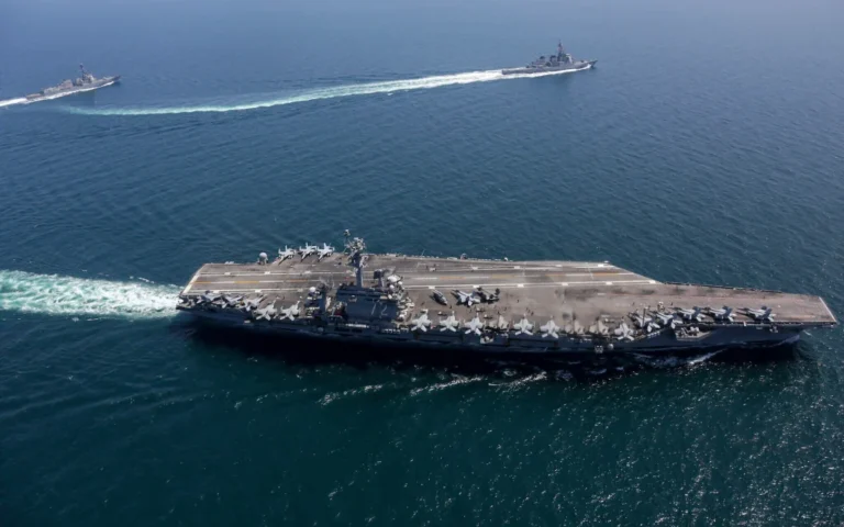 Irani kërcënon luftanijen amerikane në Hormuz, ndërsa vijojnë bisedimet për paqe në Pakistan