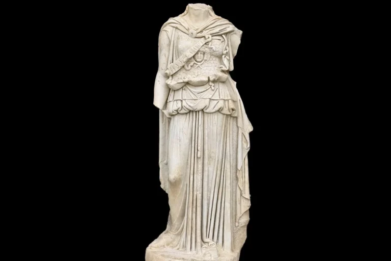 Një statujë mermeri e perëndeshës Athina nxirret në dritë nga gërmimet arkeologjike në Denizli të Turqisë