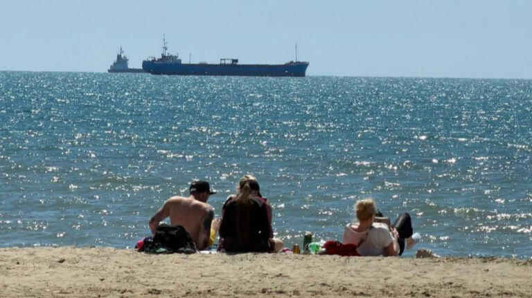 Kryeministri Edi Rama sjell “Durrësin” në atmoferën e hareshme të ditës së diel buzë detit