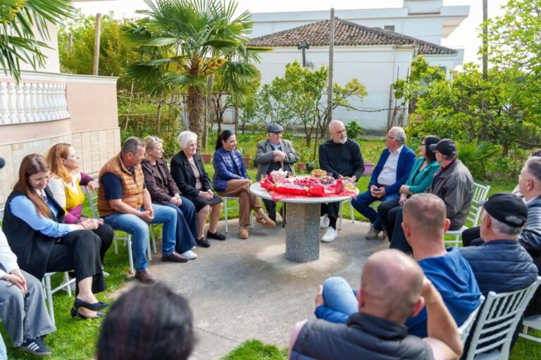 Rama dhe Balluku vizitojnë familjen Mone në Fier: Pritje e ngrohtë dhe urime mes tyre !
