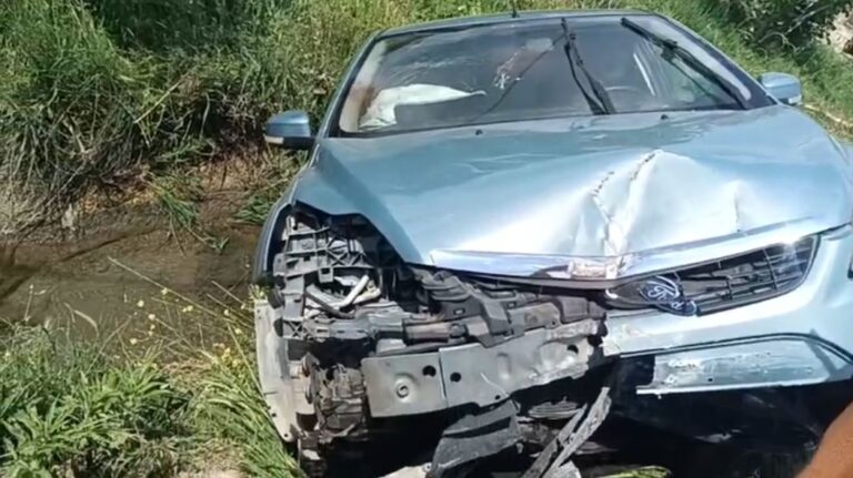 Aksident në aksin Lushnjë-Berat, “Ford-i” përplaset me shtyllën, dy të plagosur