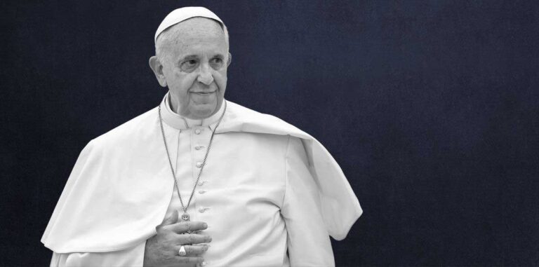 Një vit nga udha qiellore e Papa Françeskut, Atit që la një botë më të ndriçuar nga përulësia, mëshira dhe guximi për të qenë njerëzor