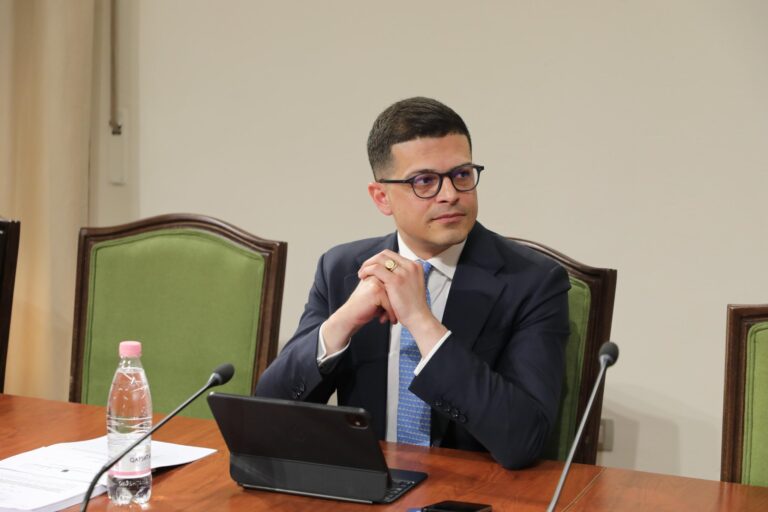 Deputeti i PS, Vengu: “Shqipëria e re” mund të tingëllojë bukur si brohoritje. Shqipëria e fortë, është shumë më e vështirë si detyrë