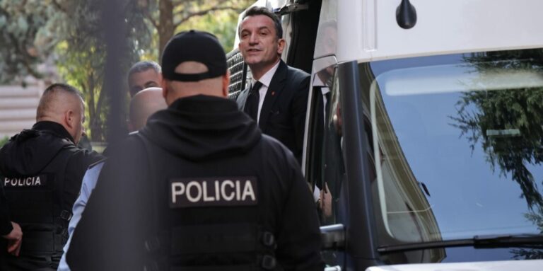 Nis seanca në themel për dosjen “Veliaj” dhe 29 të tjerë, mungon kryebashkiaku dhe bashkëshortja e tij, Ajola Xoxa