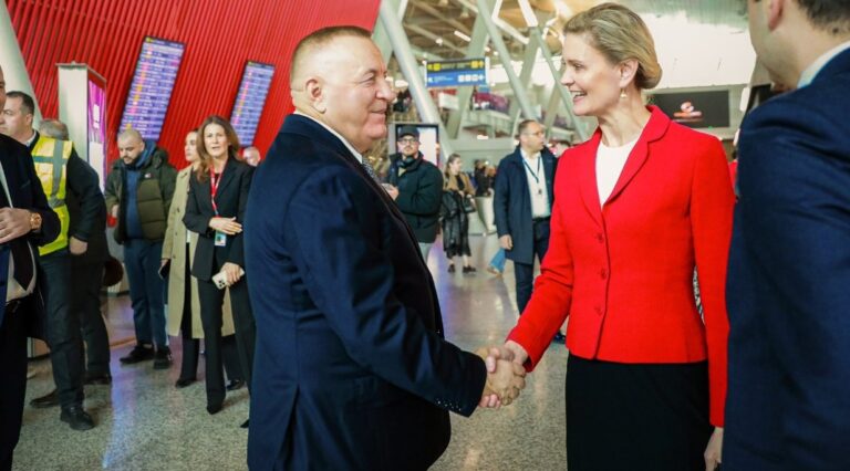 Nancy VanHorn viziton aeroportin e Tiranës, prezantohen pajisjet amerikane për rritjen e sigurisë. E priti Shefqet Kastrati