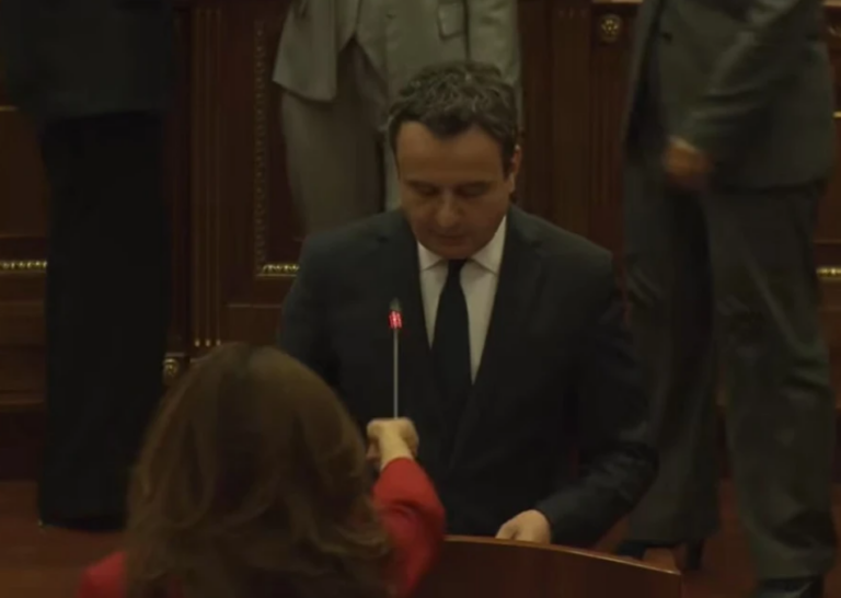”S’të lë të flasësh”, deputetja i shkon Kurtit në foltore dhe i merr mikrofonin