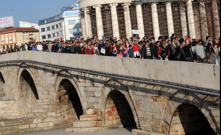 Jepuni të drejtën e gjuhës amë studentëve shqiptarë, nëse nuk doni që Maqedonia të shkërmoqet!