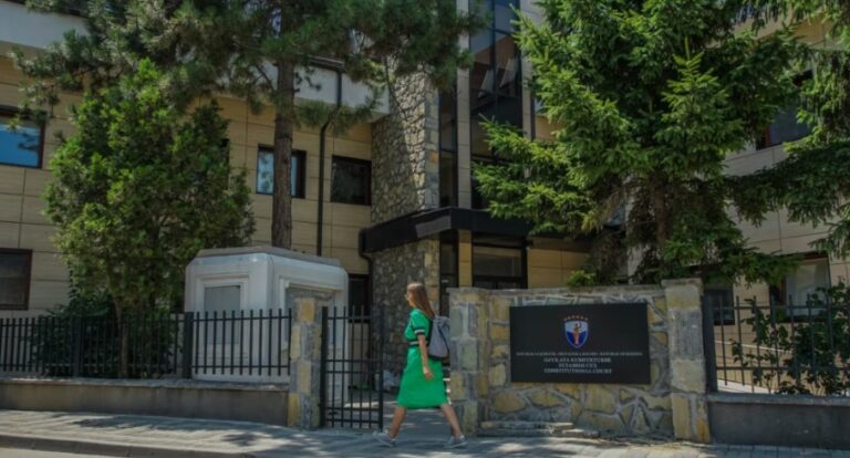 REL: Kushtetuta e Kosovës që nuk lexohet njësoj nga të gjithë