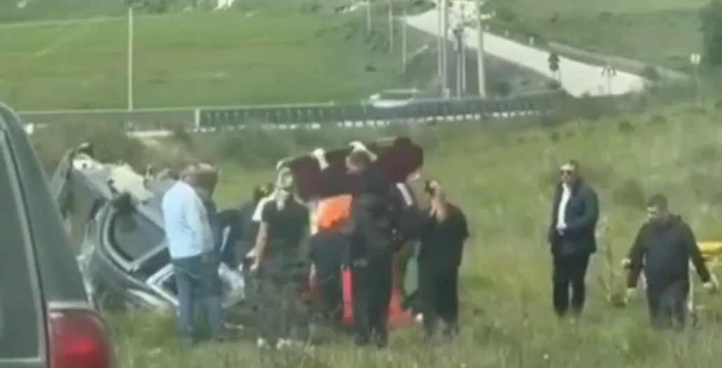 Aksident i rëndë në Gjorm të Vlorës  Makina del nga rruga  3 të plagosur  mes tyre fëmijë