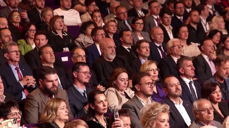VIDEO/ Samiti i Diasporës, ceremonia hapëse mbahet në Teatrin e Operas dhe Baletit